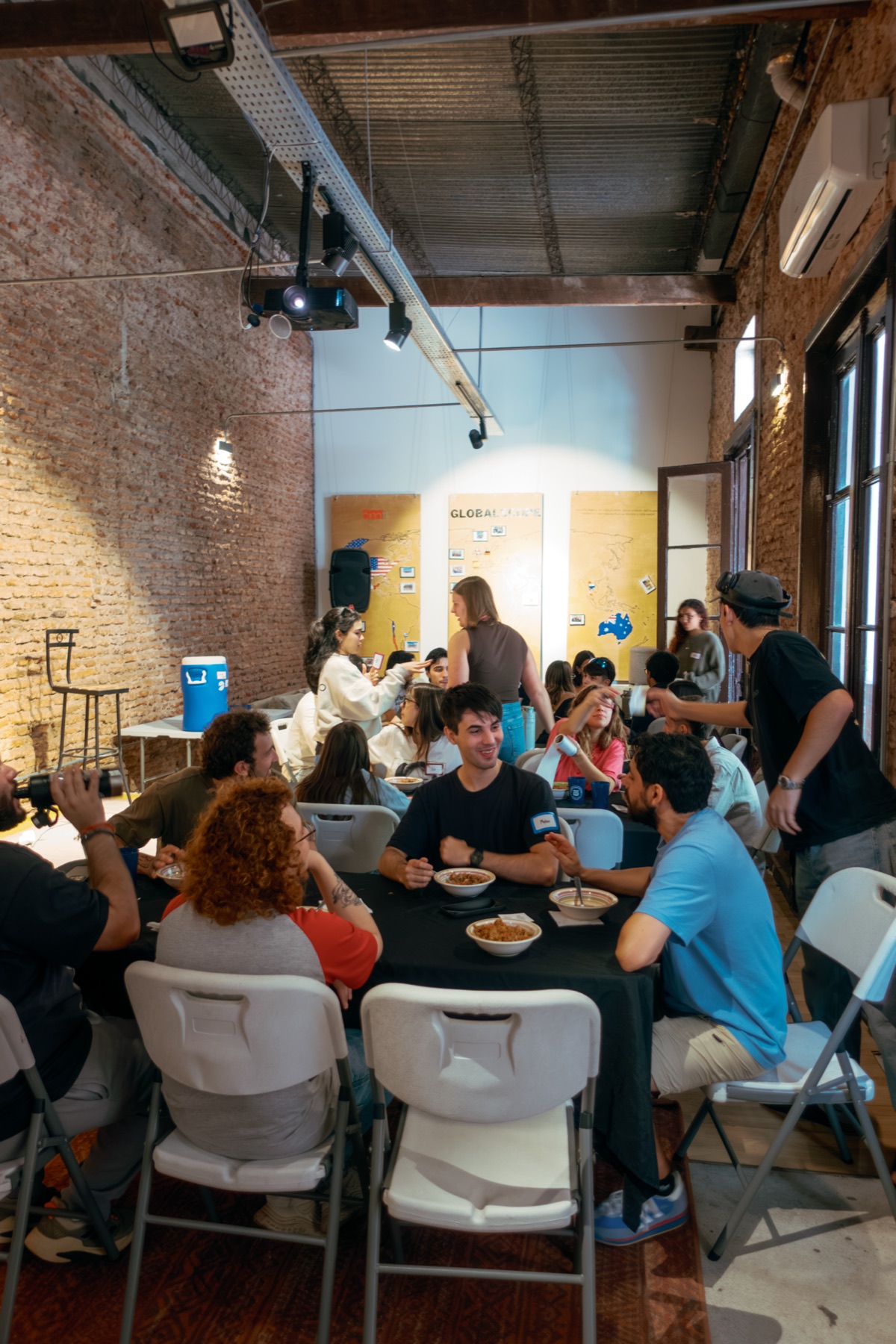 Un almuerzo lleno de gente en el salón de La Ruta