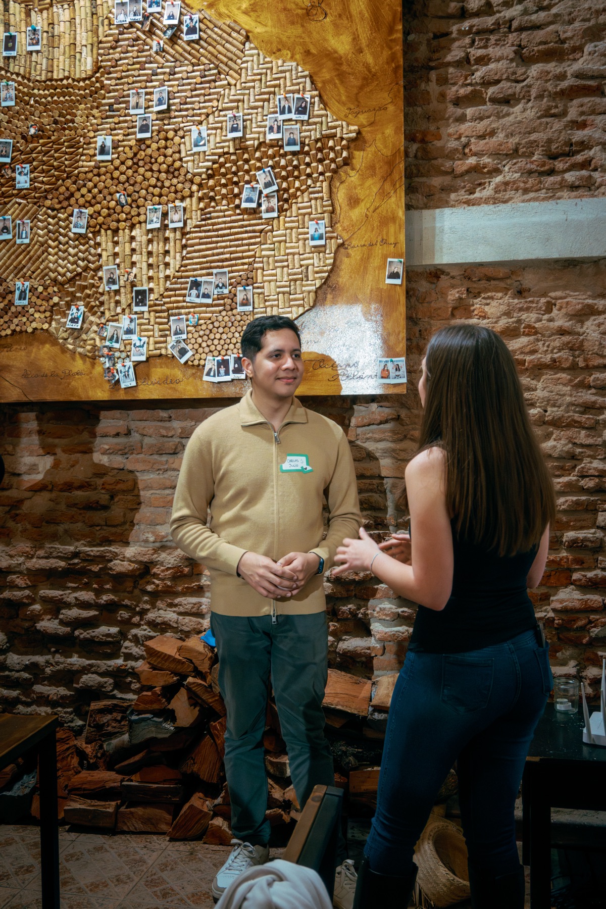 Dos personas charlando frente al mapa de la pared